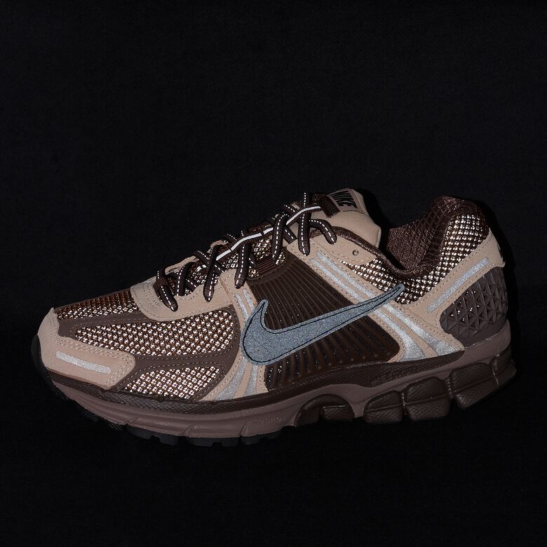 NIKE Wmns Zoom Vomero 5 