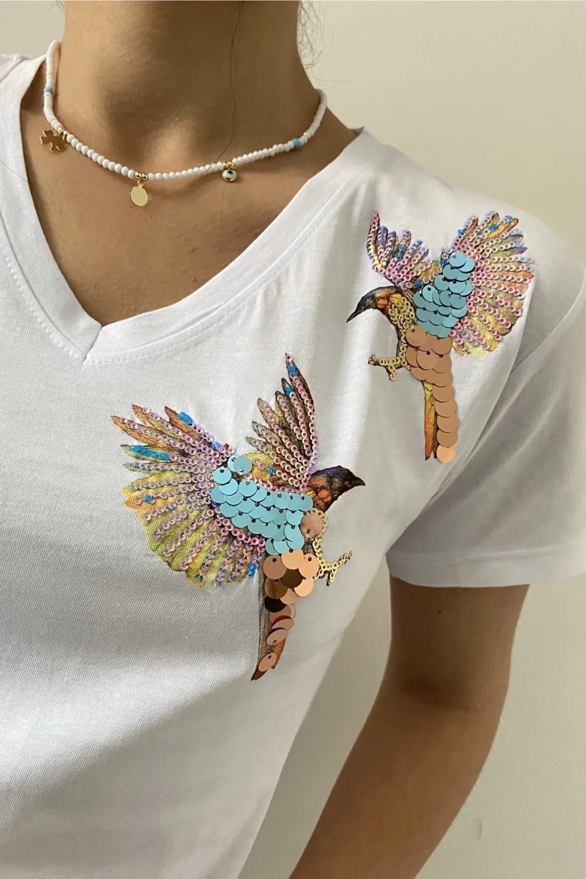 FEMELLE  Weißes T-Shirt für Damen mit V-Ausschnitt, Schulterpartie und Vogel-Pailletten-Stickerei, 100 % Baumwolle