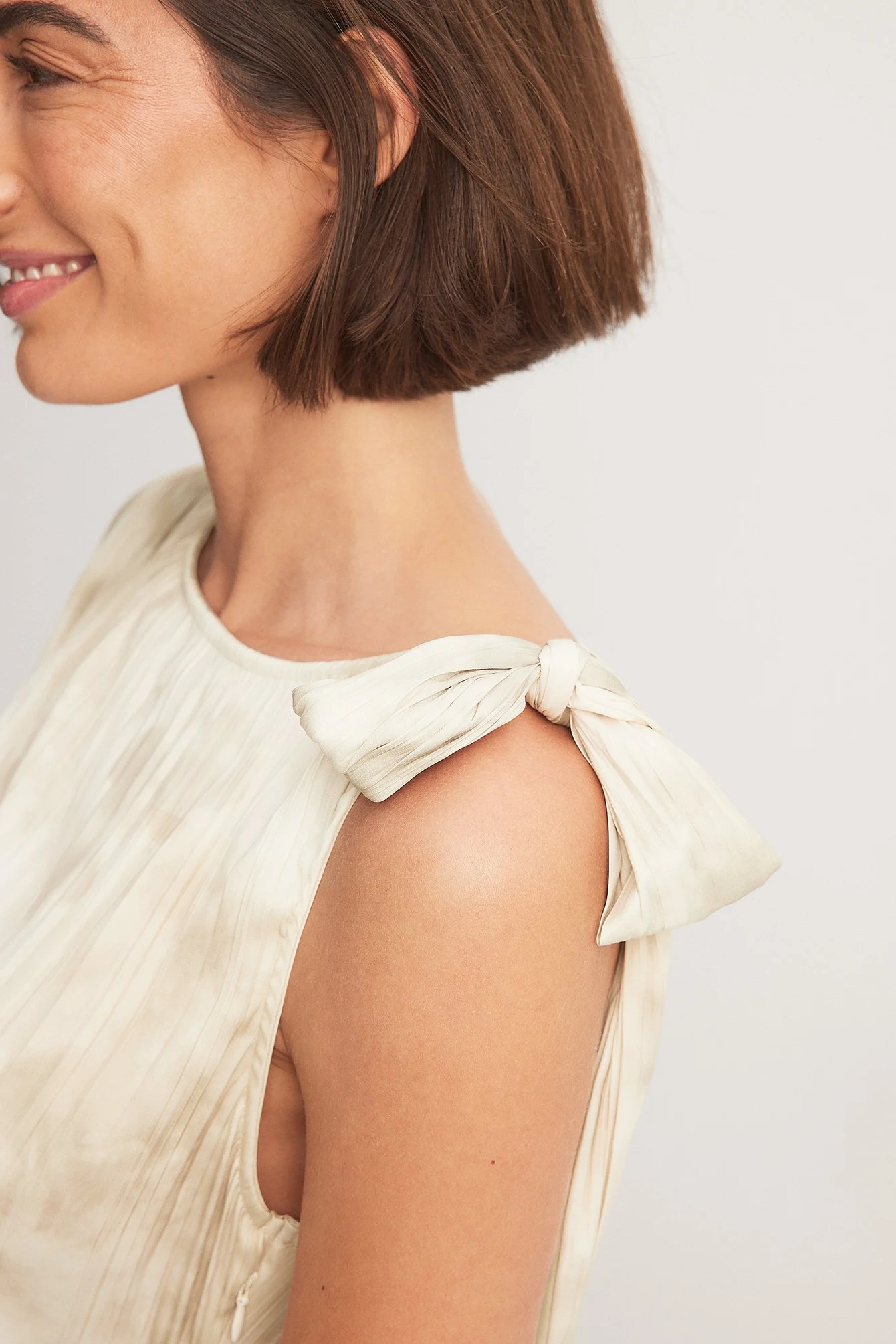 Gerafftes, einseitig schulterfreies Kleid