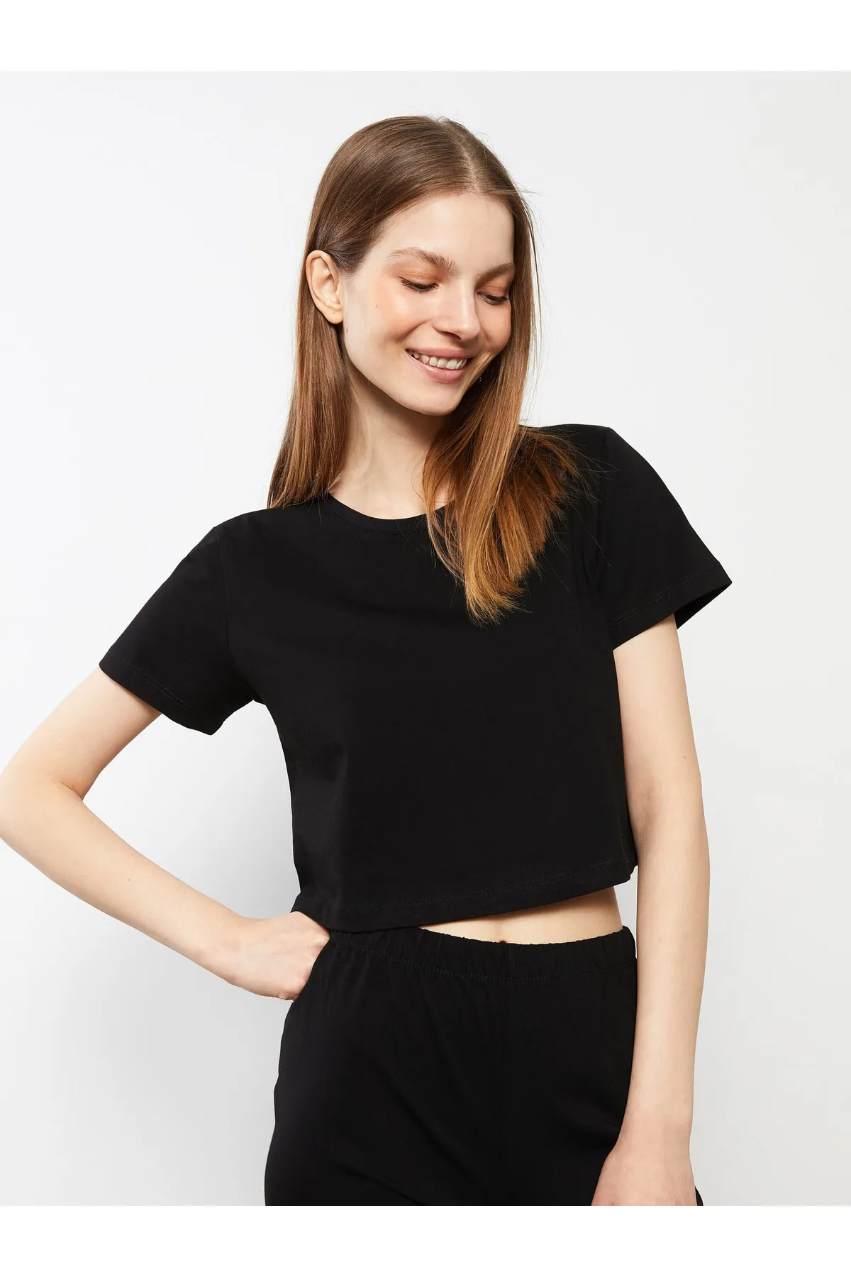 LC Waikiki  Einfarbiges Pyjama-Set aus Baumwolle mit Rundhalsausschnitt und kurzen Ärmeln für Damen