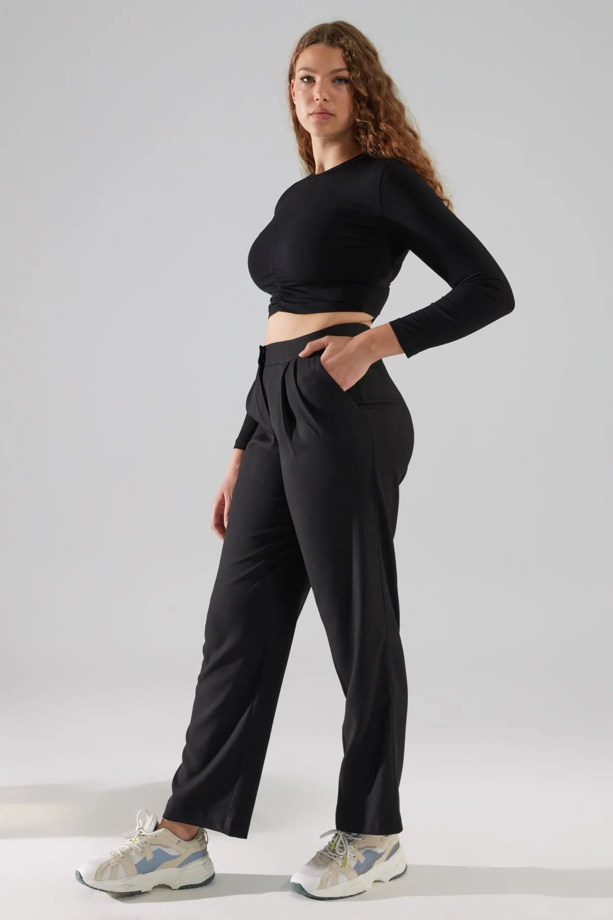 Trendyol Collection  Schwarze, gerade geschnittene, plissierte Webhose TWOSS19WX0017