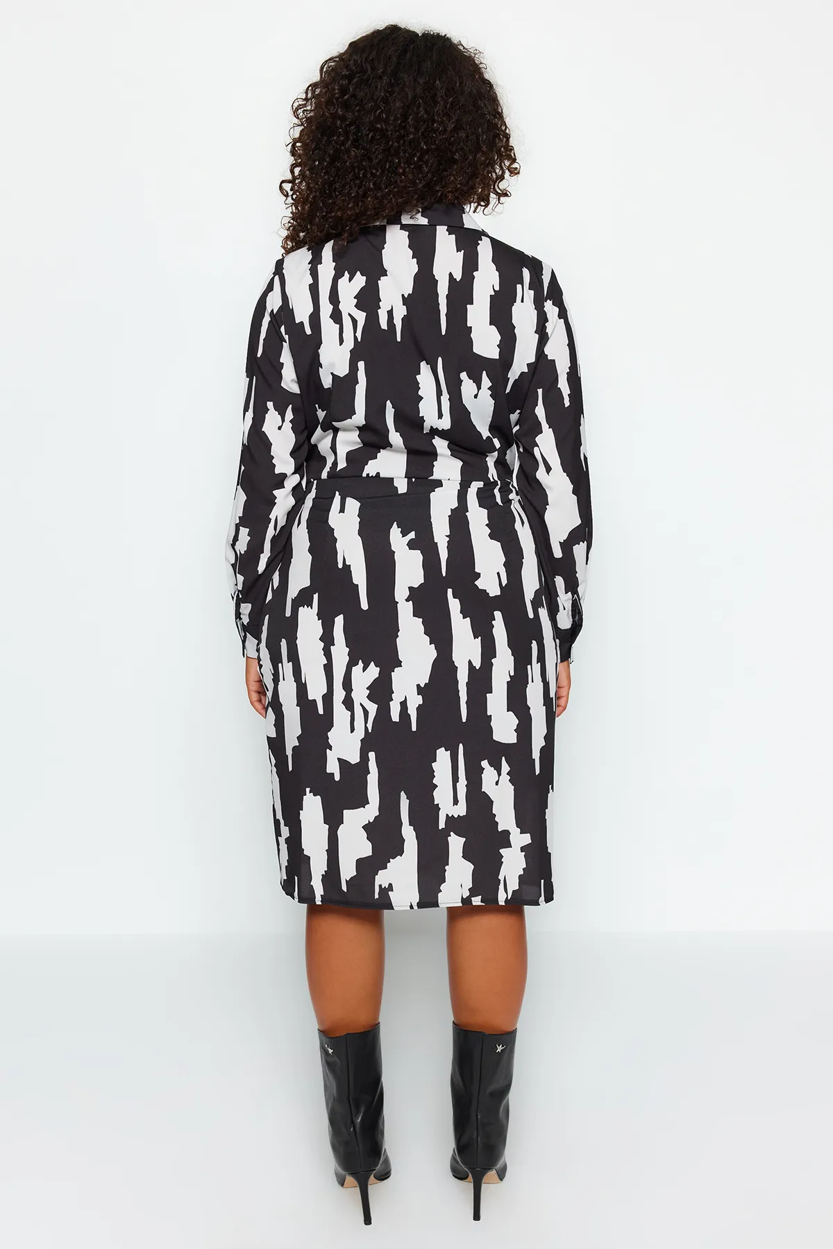 Trendyol Curve  Schwarz-weißes Midi-Webkleid mit Wickelbindung und Details TBBAW24AH00047