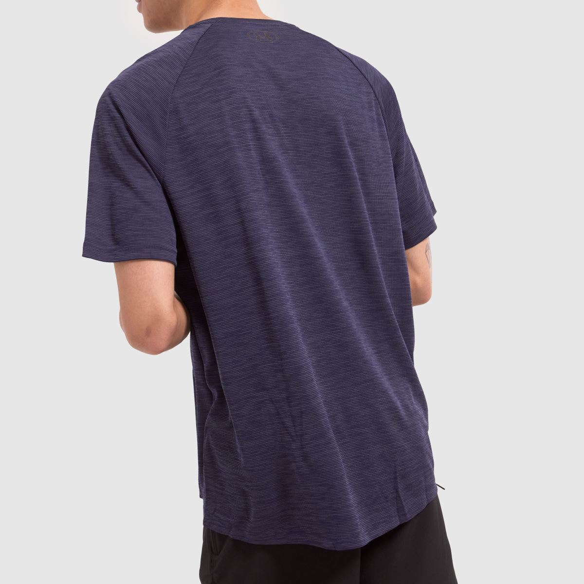Under Armour – Marinblå t-shirt med textur och teknisk mönster