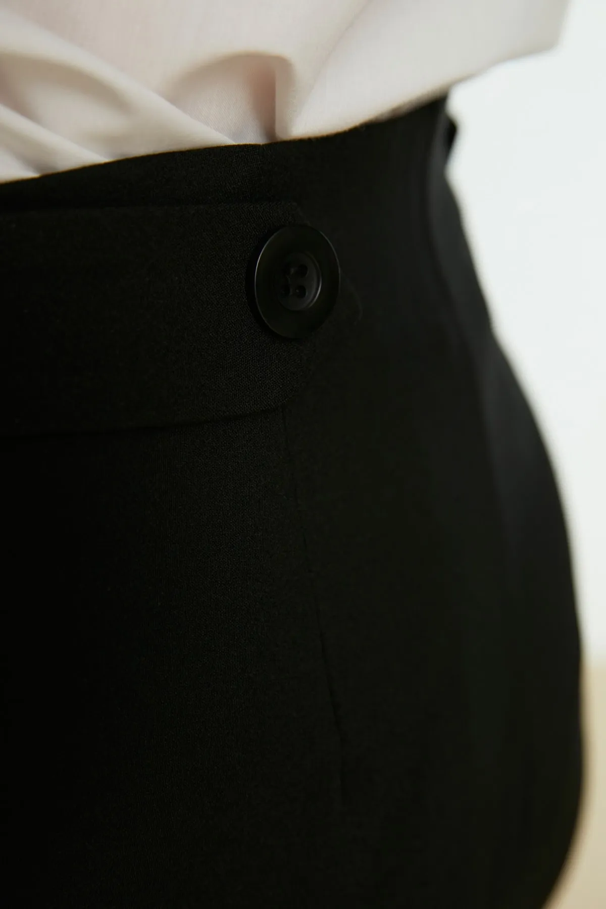 Trendyol Modest  Schwarze gewebte Hose mit hohem Taillengürtel und detaillierten Falten TCTSS22TP0008