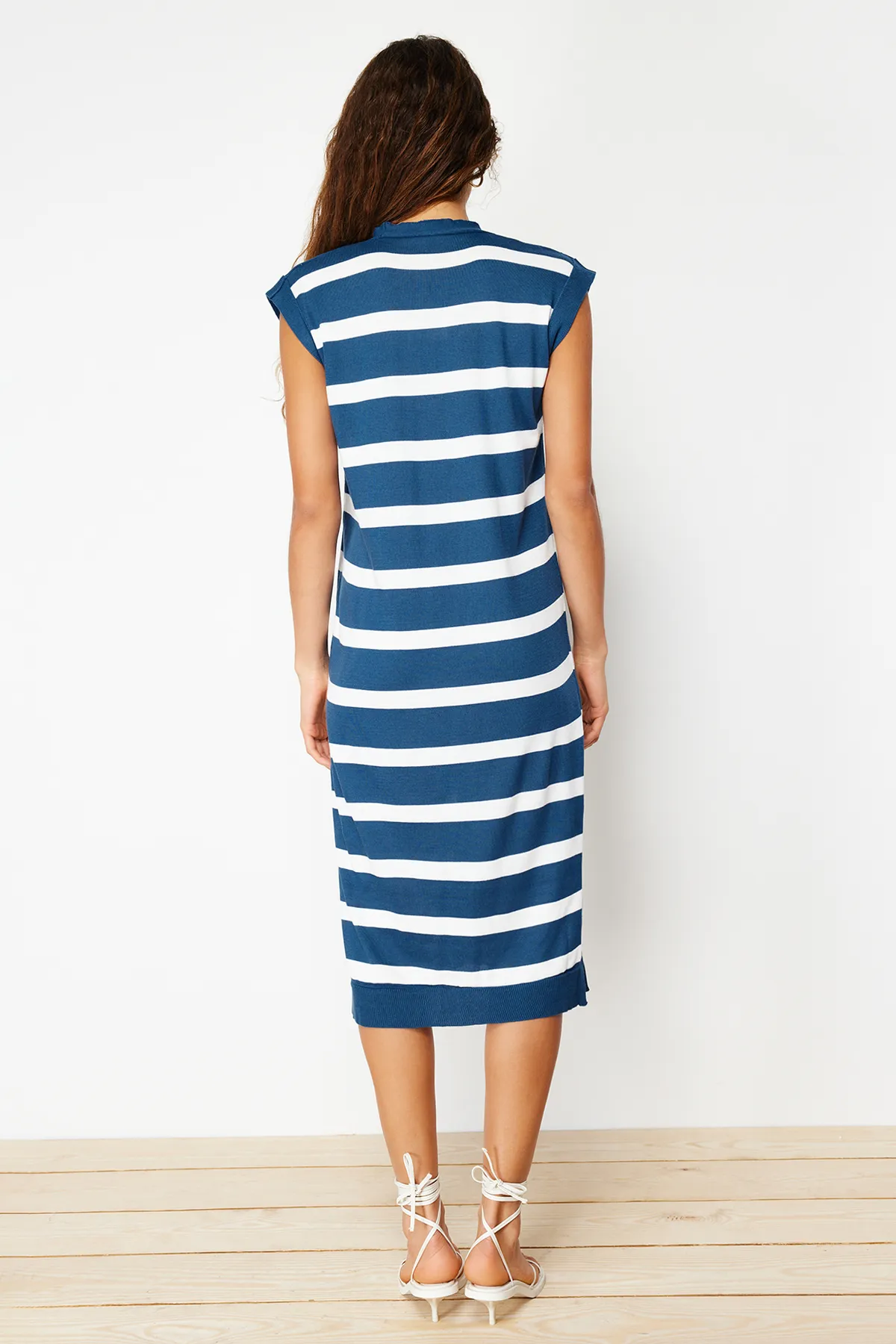 Trendyol Collection  Übergroßes, indigoblau gestreiftes Midi-Strickkleid - TWOSS22EL1076