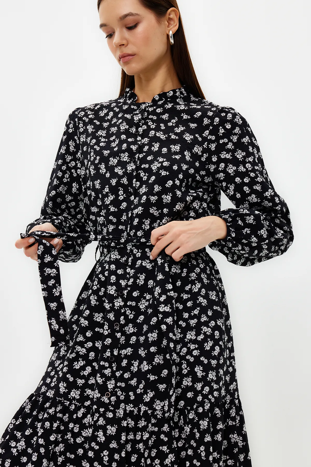 Trendyol Modest  Schwarzer Gürtelrock, Volants, Blumenmuster, gefüttertes Webkleid TCTSS23EB00294