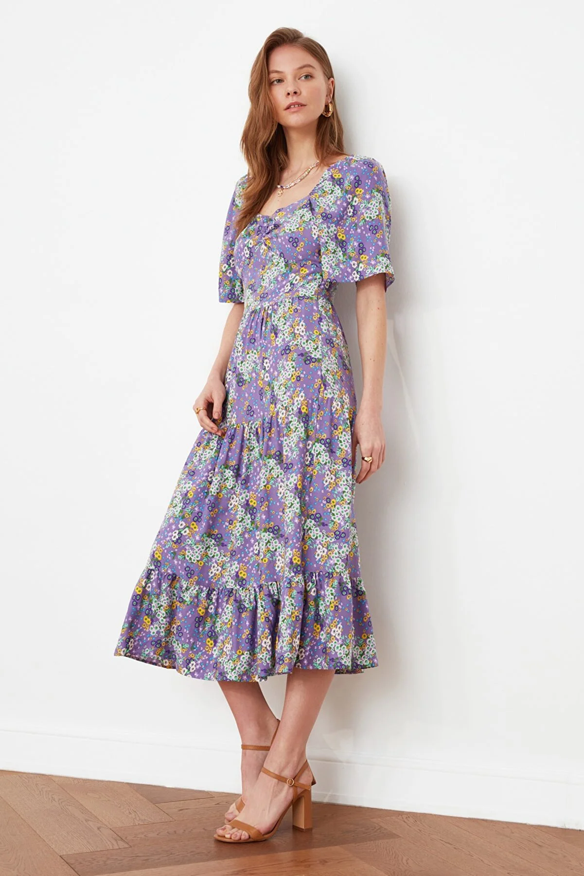 Trendyol Collection  Lilafarbenes, gewebtes Midi-Kleid in A-Linie mit Ballonärmeln und Blumendruck TWOSS20EL2323