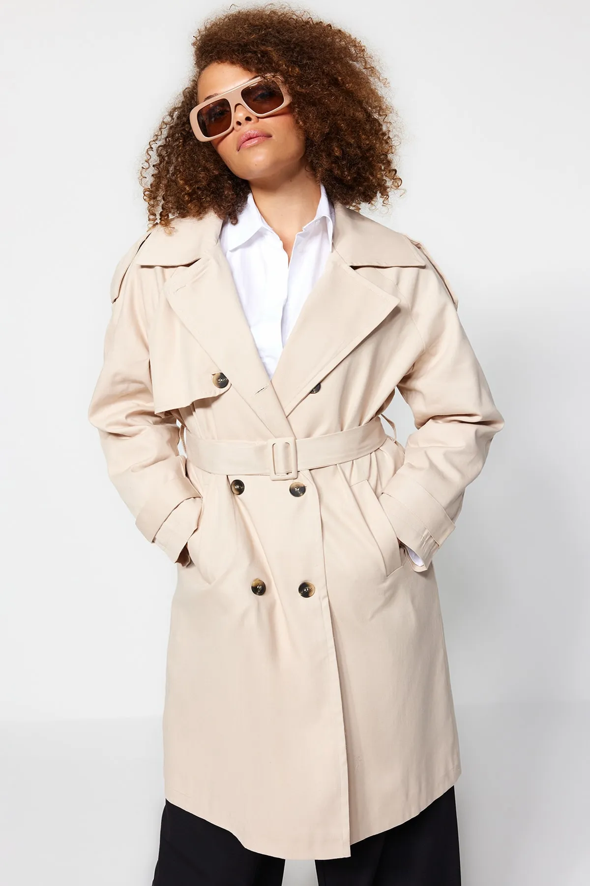 Trendyol Curve  Beigefarbener Gabardine-Trenchcoat mit Taillengürtel TBBAW24BM00002
