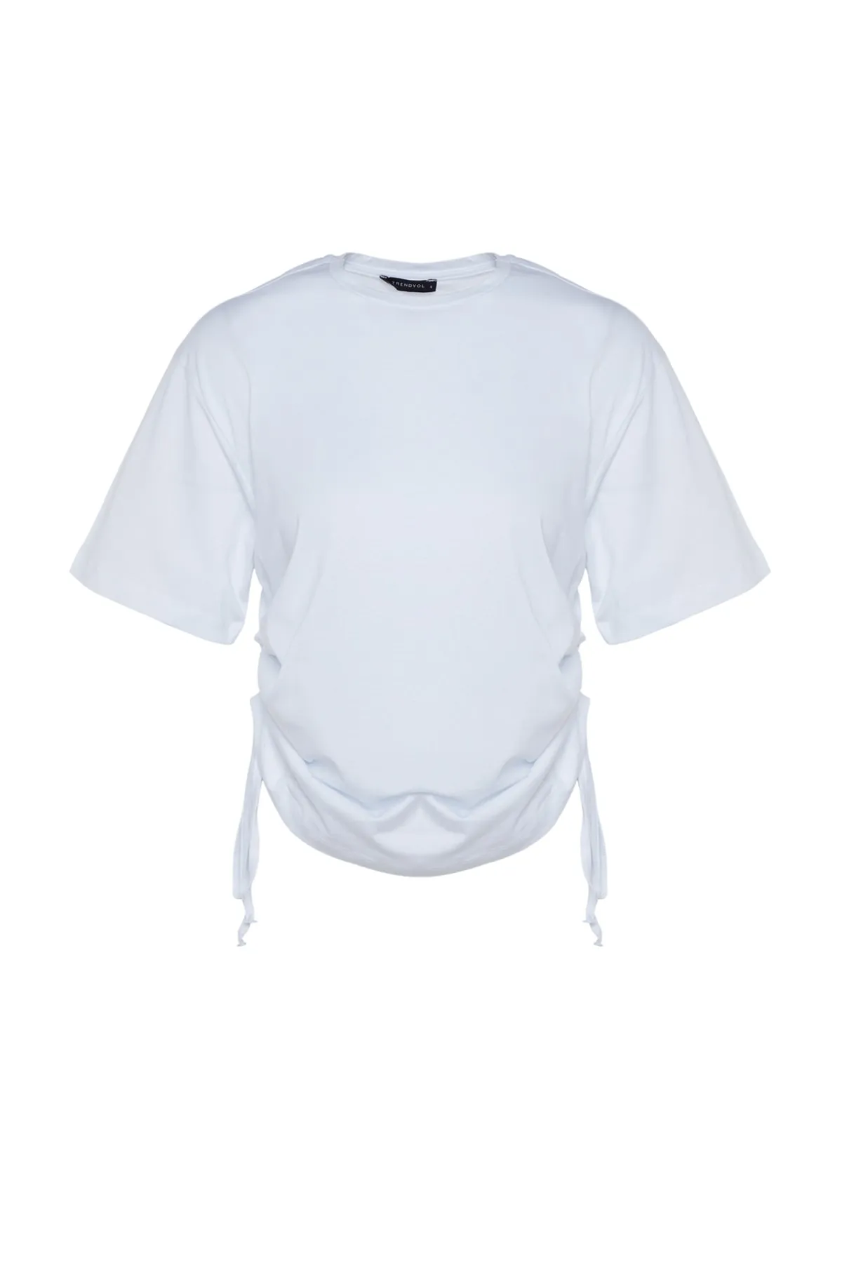 Trendyol Collection  Weißes T-Shirt mit Rundhalsausschnitt aus 100 % Baumwolle mit gerafftem Rückenausschnitt und detaillierter Boyfriend-Passform TWOSS23TS00150