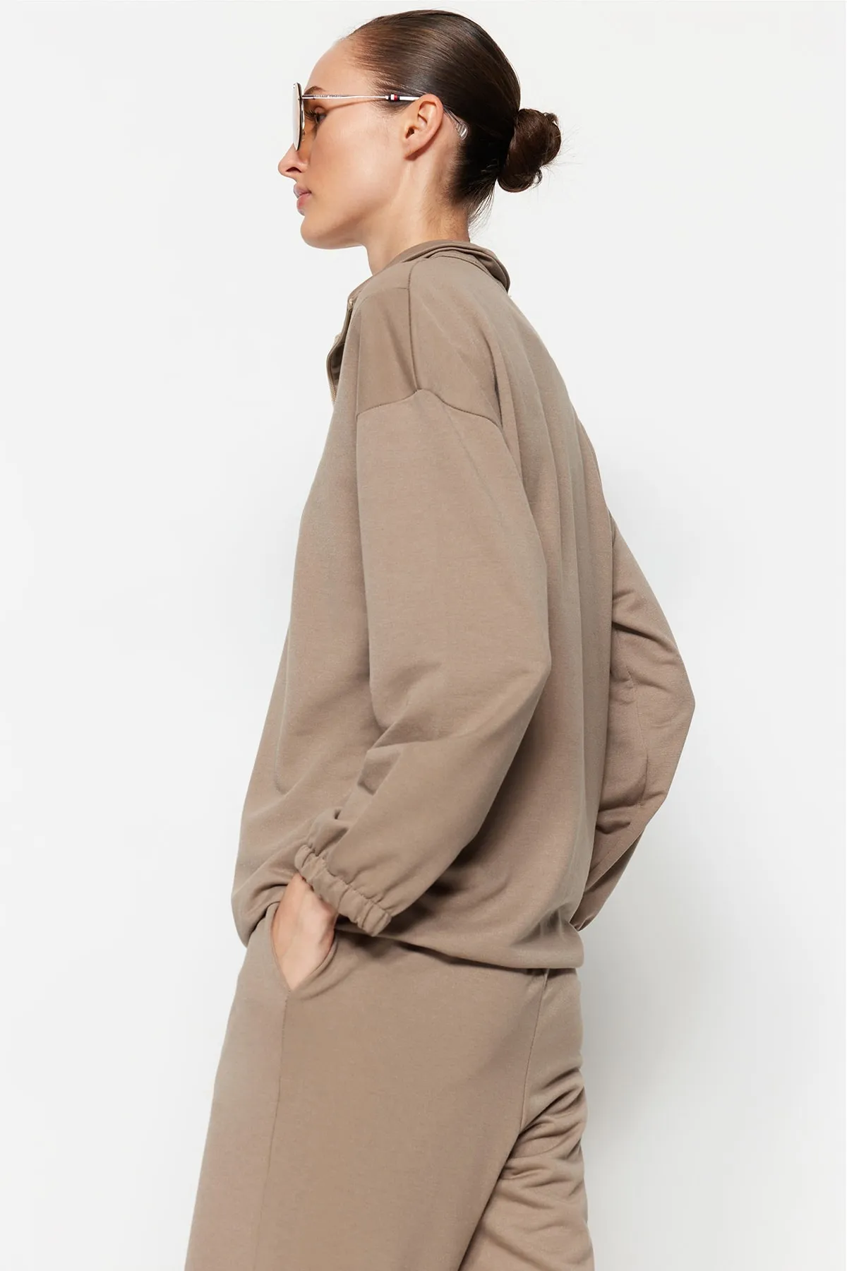 Trendyol Modest  Nerzfarbenes Strick-Trainingsanzug-Set mit Stehkragen und Kordelzug am Saum und Reißverschluss TCTAW22EN0051