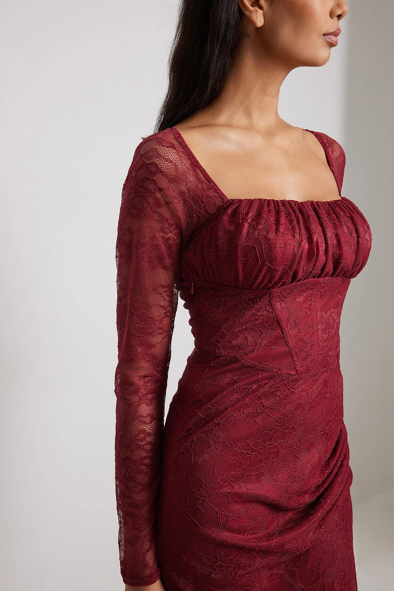 Langärmeliges Minikleid aus Spitze