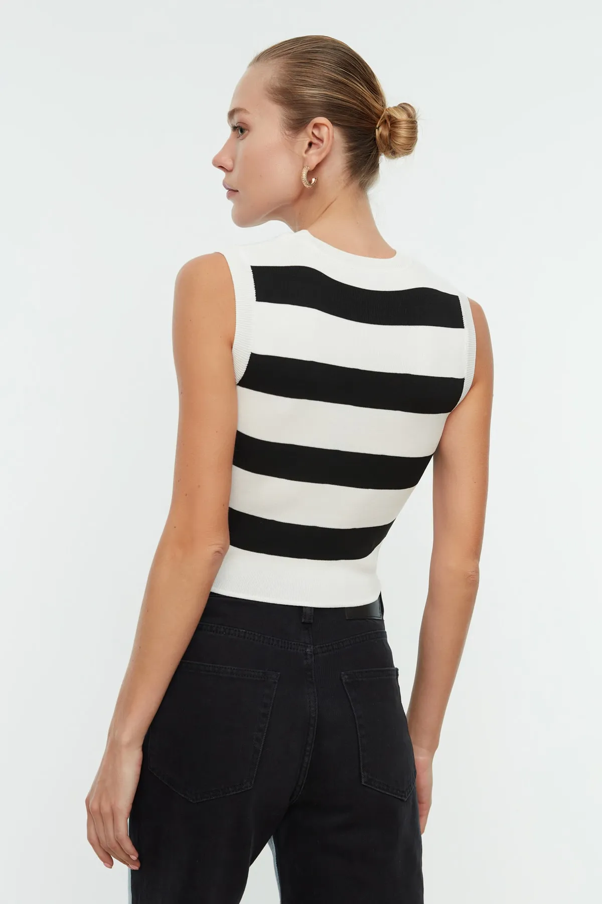 Trendyol Collection  Ecrufarbene Crop-Strickbluse mit Streifen TWOSS22BZ1173