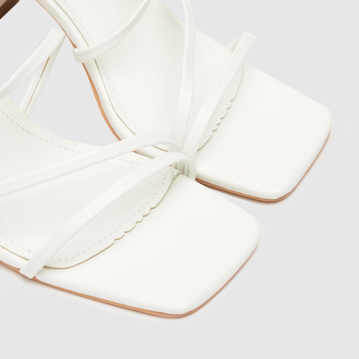 Schuh – Sasha – Vita höga klackar med blockklack och remmar