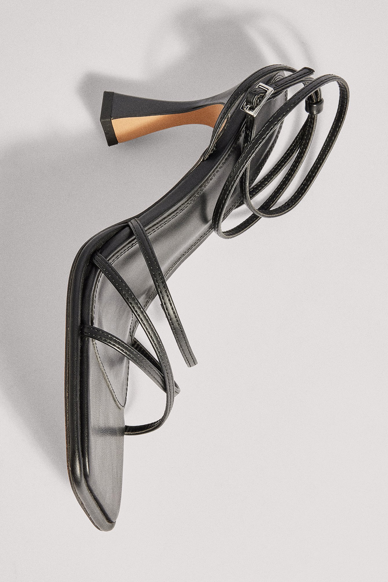 Quadratische Riemchen-High-Heels mit Sanduhrabsatz