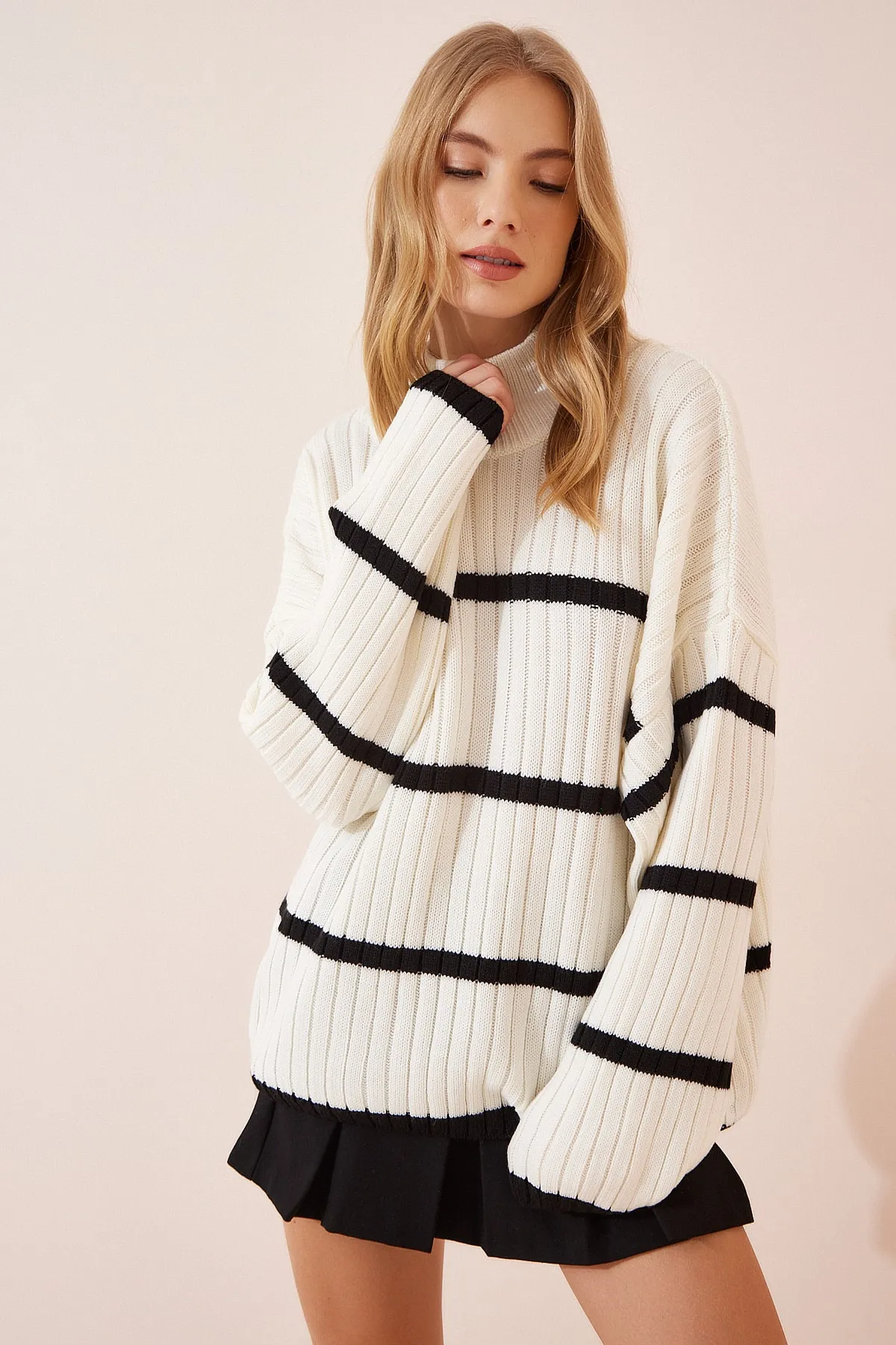 Happiness İstanbul  Ecrufarbener, gestreifter Rollkragenpullover mit Oversize-Strick für Damen DD01143