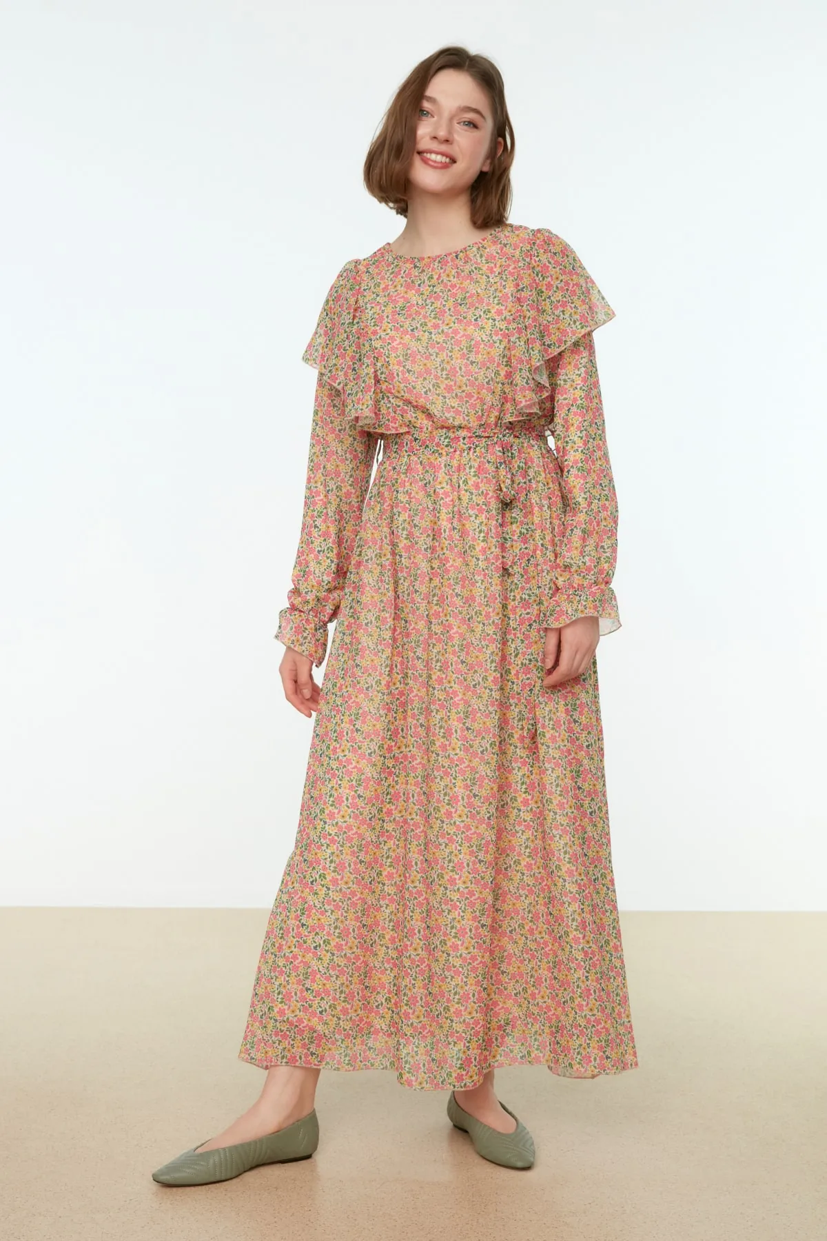 Trendyol Modest  Mehrfarbiges Kleid aus gewebtem Chiffon mit Blumenmuster, Gürtel, Schwungrad-Details und Futter TCTSS22EB0146