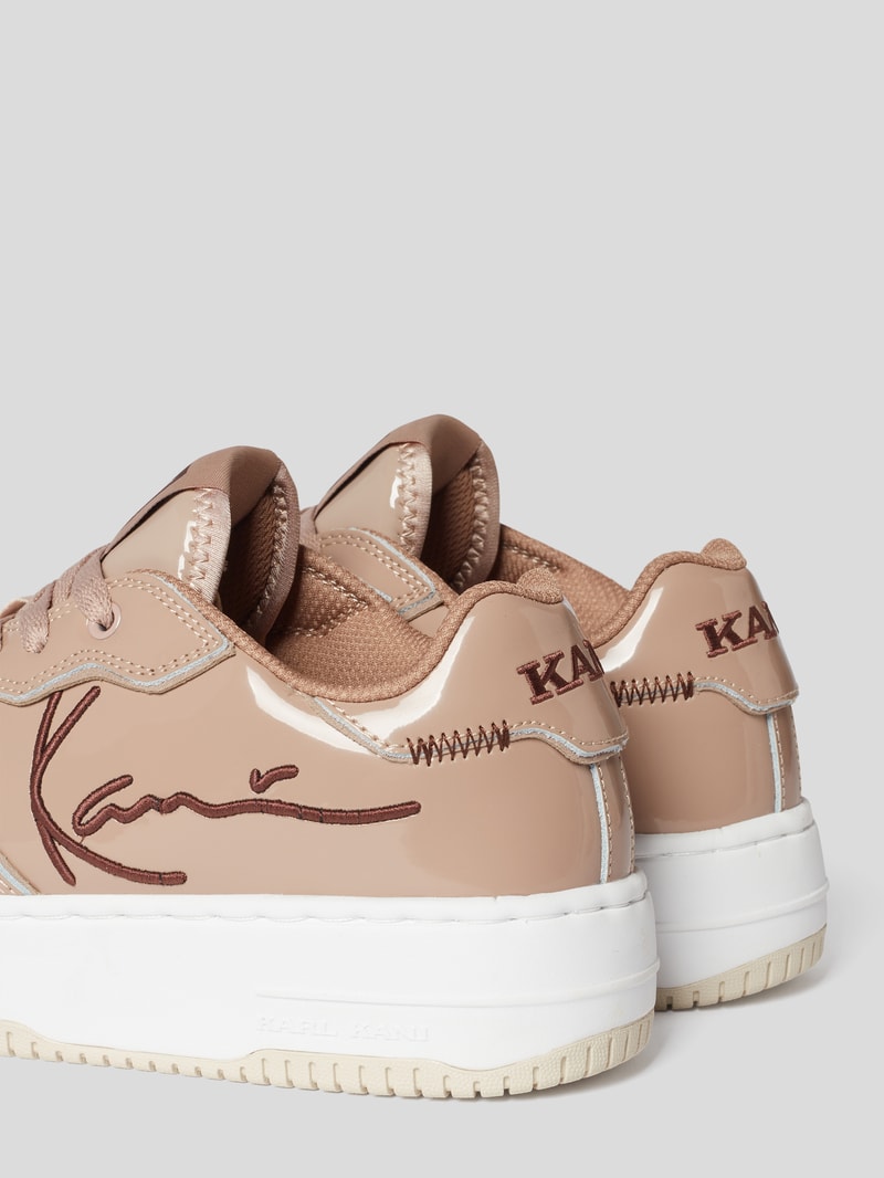 Sneaker in Glanz-Optik in beige