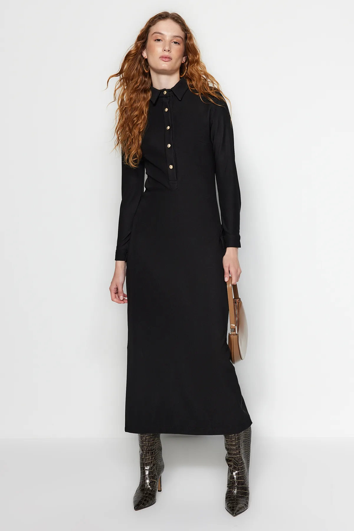 Trendyol Modest  Schwarzes Strickkleid mit goldenen Knöpfen TCTAW24EB00108