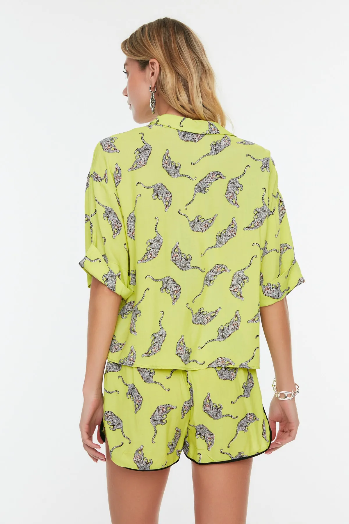 Trendyol Collection  Hellgrünes gewebtes Hemd-Shorts-Set mit Tiermuster TBESS21AU0078