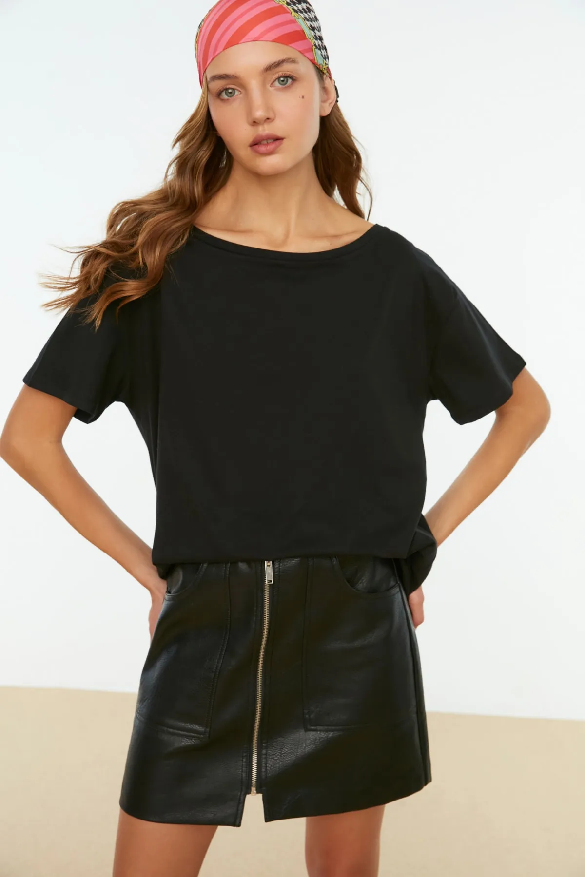 Trendyol Collection  Schwarzes Boyfriend-Strick-T-Shirt mit U-Boot-Ausschnitt und weiter Passform aus 100 % Baumwolle TWOSS20TS0140