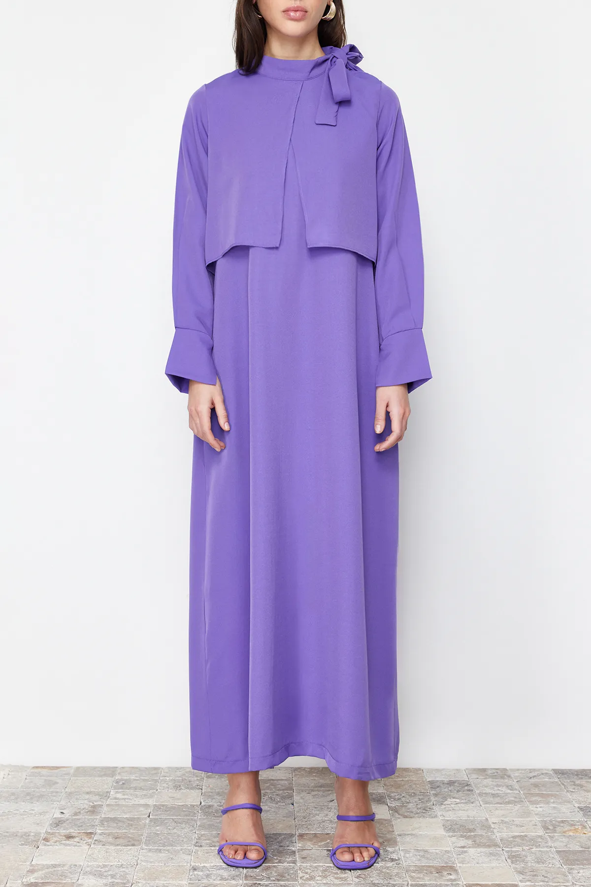 Trendyol Modest  Lilafarbenes, gewebtes Kleid mit Kragen und Krawatte TCTSS23EB00283
