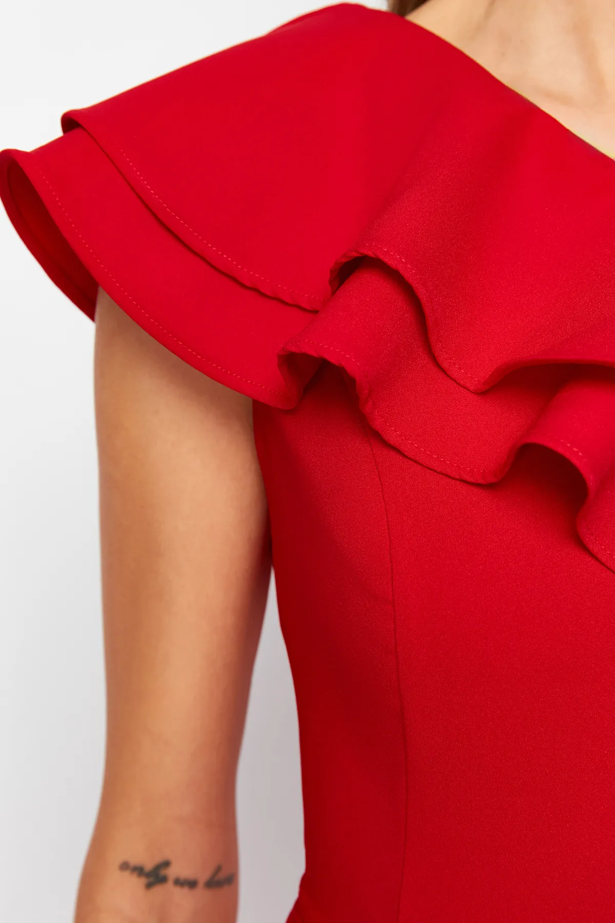 Trendyol Collection  Rotes Volant-detailliertes, gewebtes, elegantes Abendkleid TPRSS24AE00066