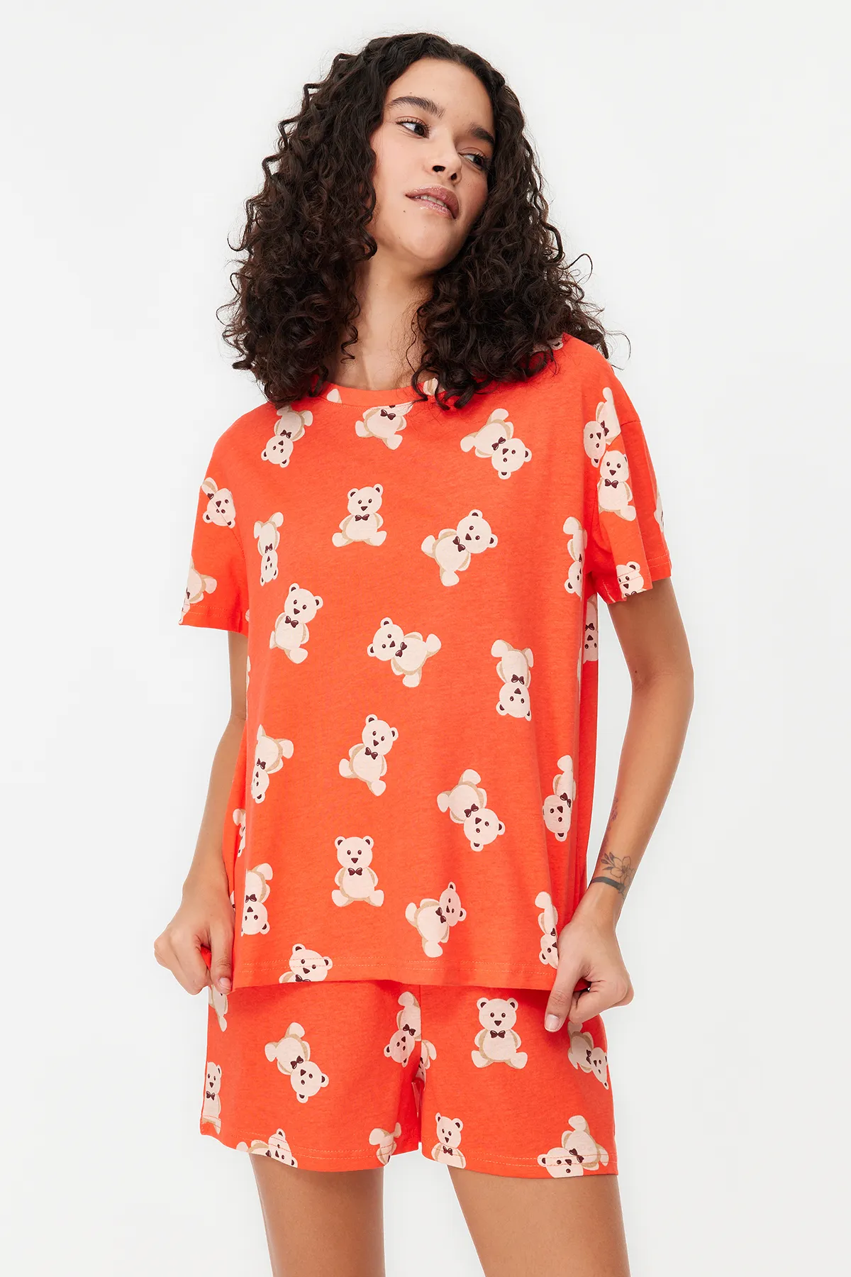 Trendyol Collection  Zimtfarbenes, gestricktes Pyjama-Set mit T-Shirt und Shorts aus 100 % Baumwolle mit Teddybär-Muster THMSS23PT00005