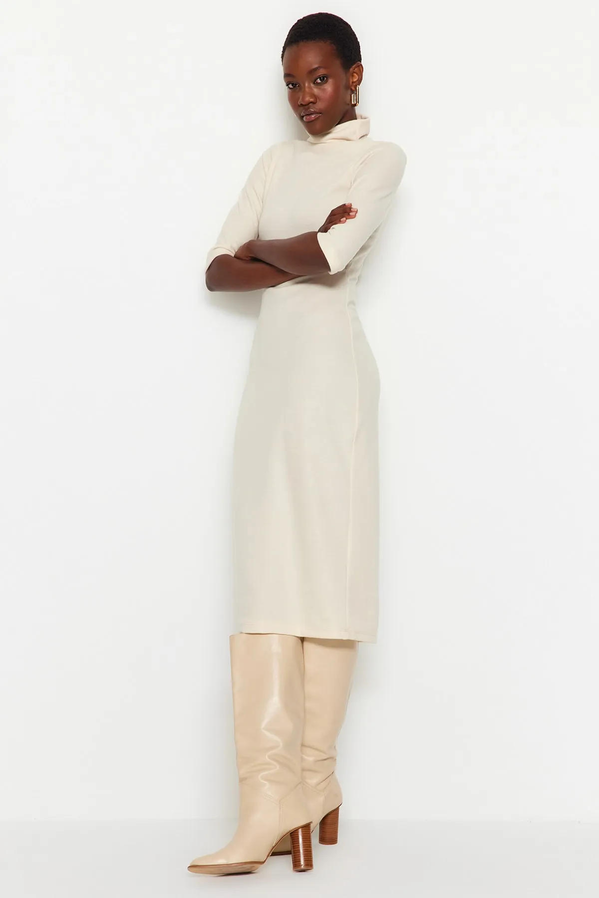Trendyol Collection  Beigefarbenes, figurbetontes Midi-Strickkleid im Thessaloniki-/Strickwaren-Look mit weicher Oberfläche TWOAW24EL00150