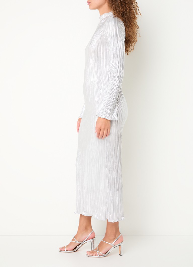 Rochie lungă Sophia de la Never Fully Dressed cu inserții din lurex.