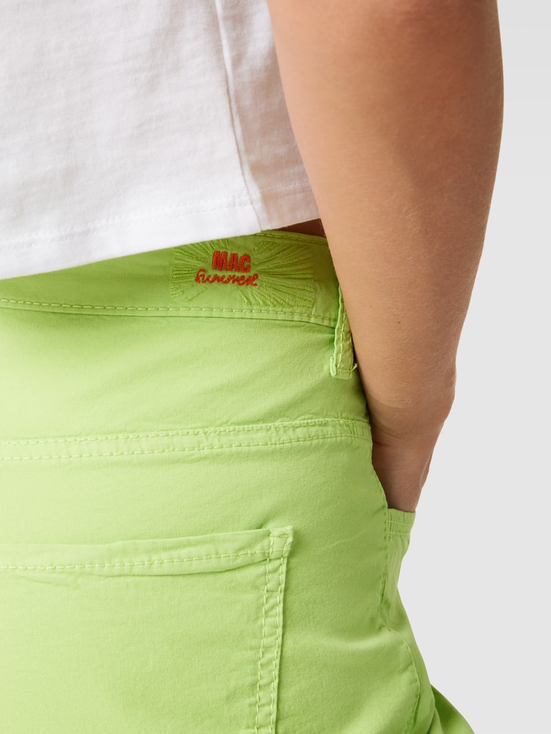 Bermudas mit seitlichen Eingrifftaschen in hellgrün