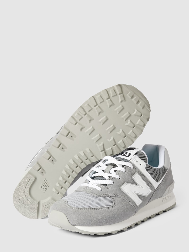 Sneaker mit Kontrastbesatz in hellgrau
