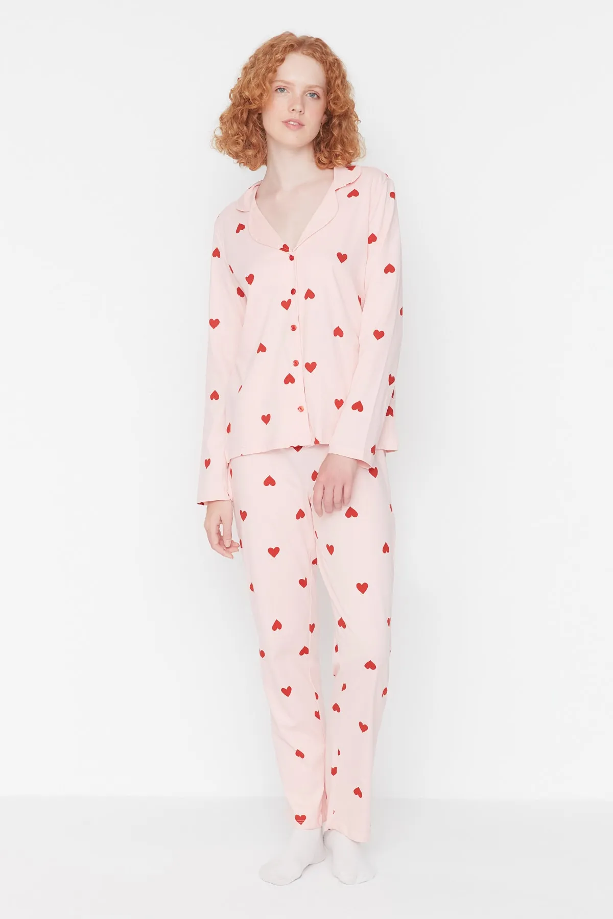 Trendyol Collection  Rosa gestricktes Pyjama-Set aus Hemd und Hose aus 100 % Baumwolle mit Herzmuster THMAW21PT0548