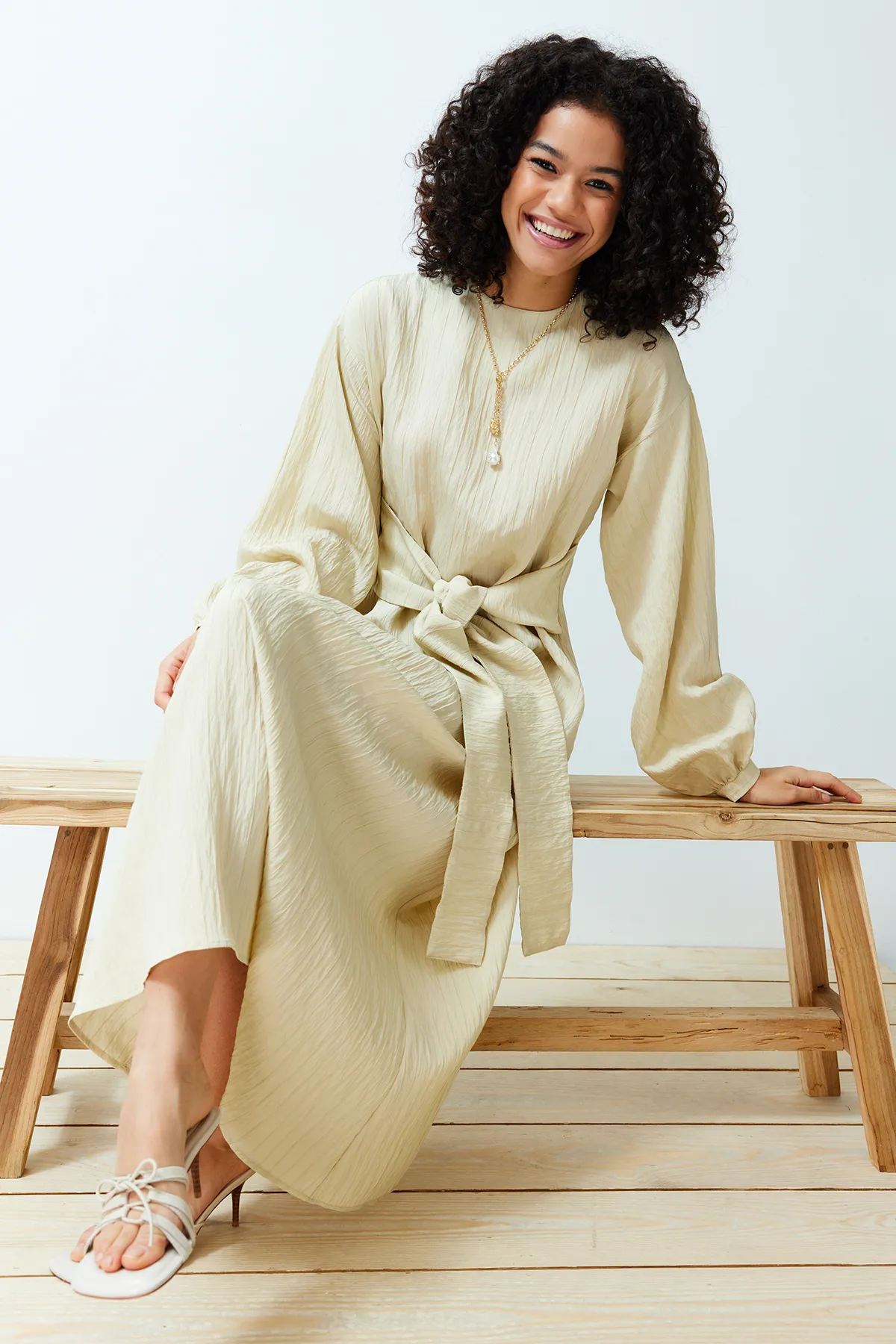 Trendyol Modest  Beigefarbenes Webkleid mit Bindeband vorne TCTSS24EB00131