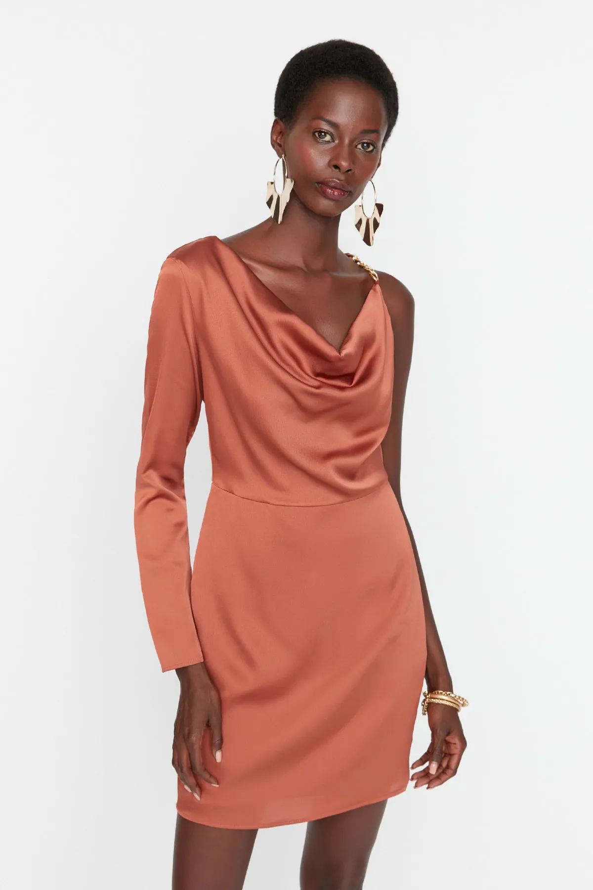 Trendyol Collection  Elegantes Abendkleid mit zimtfarbenem Satin-Schulterdetail TPRAW23EL00263