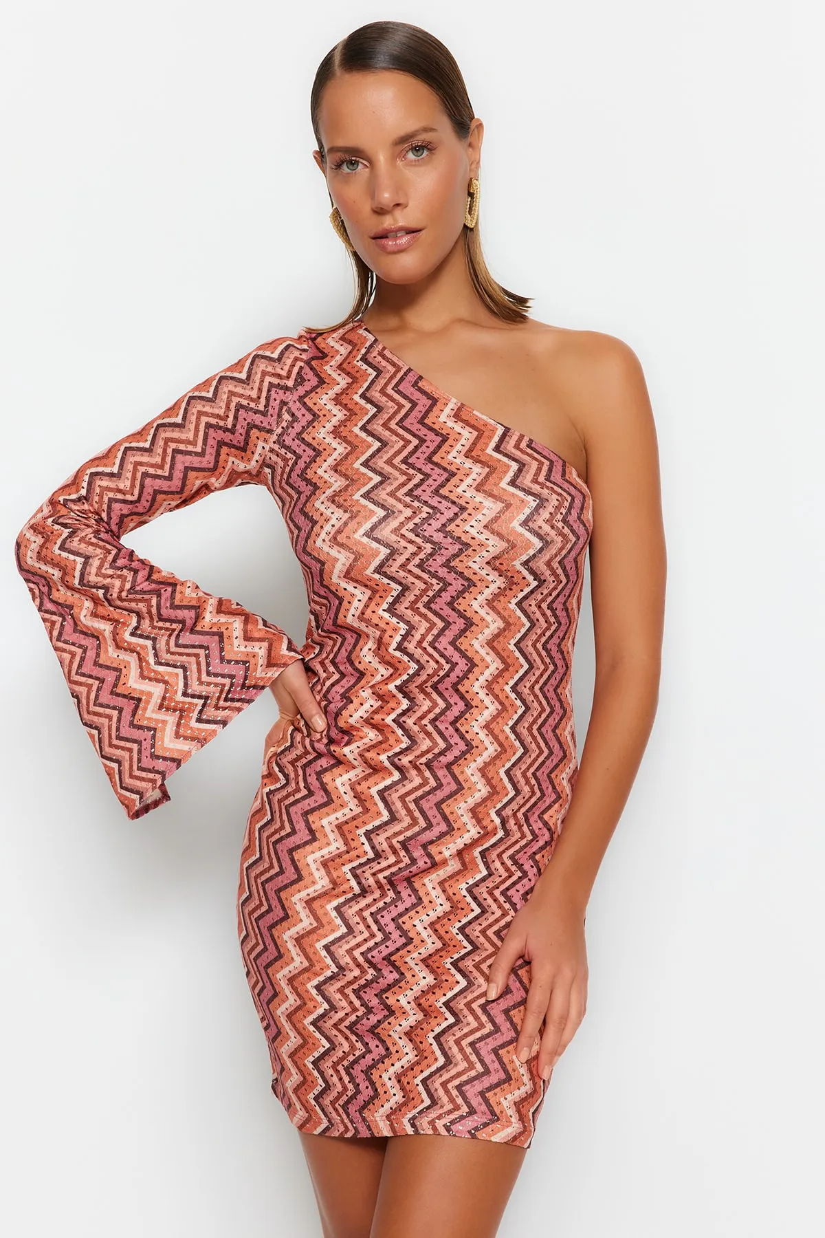 Trendyol Collection  Geometrisch gemustertes, tailliertes, gestricktes Mini-Strandkleid mit einer Schulter TBESS23EL00206