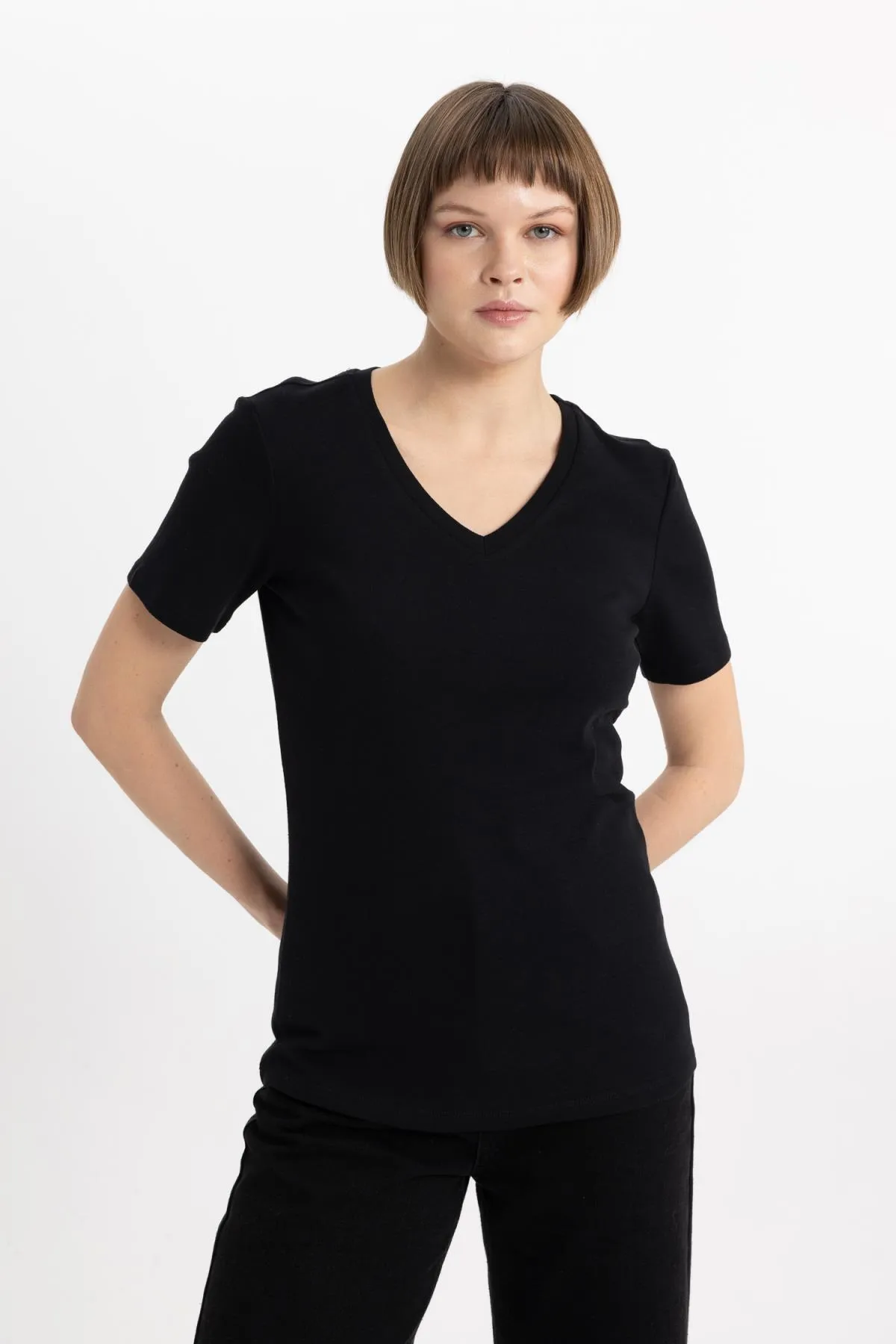 DeFacto  Slim Fit Kurzarm-T-Shirt mit V-Ausschnitt I1080az24sm