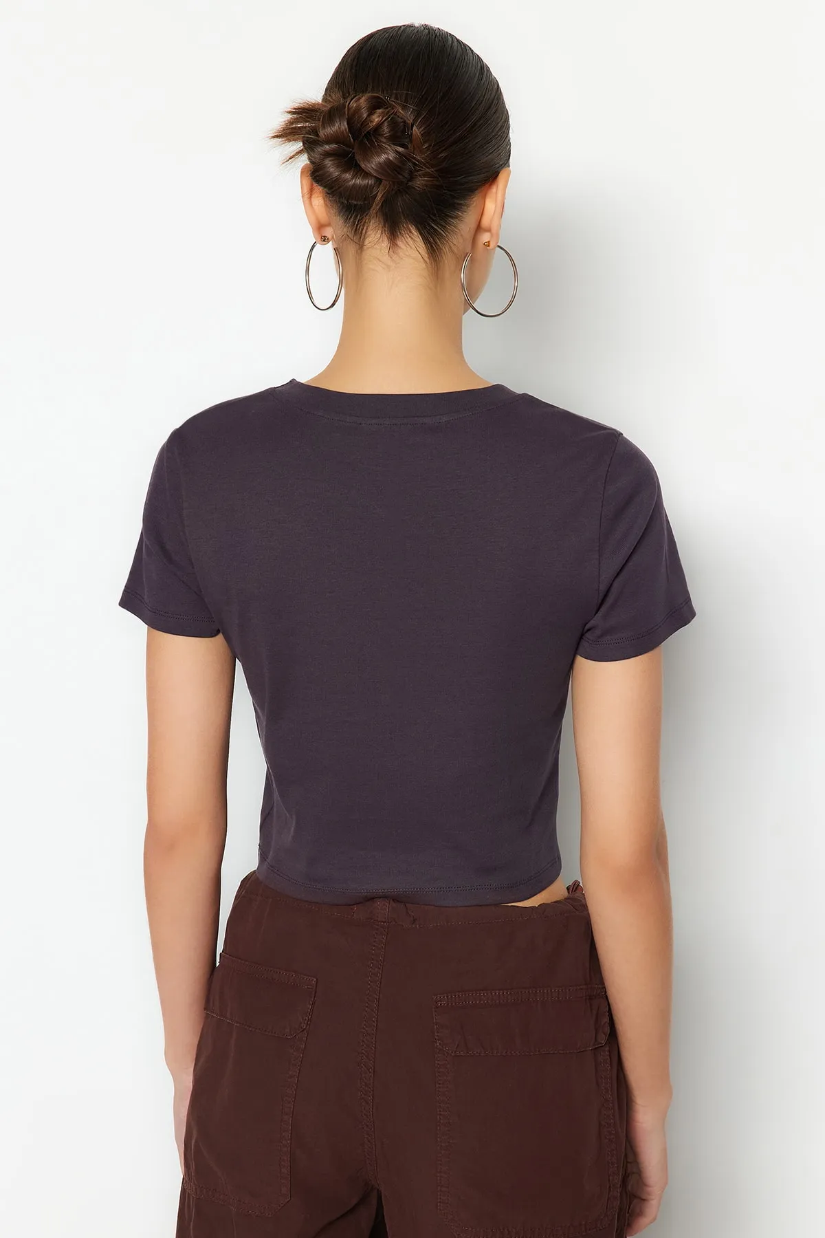 Trendyol Collection  Anthrazitfarbenes, figurbetontes, kurzes Strick-T-Shirt aus 100 % Baumwolle mit Slogan-Aufdruck TWOSS23TS00319