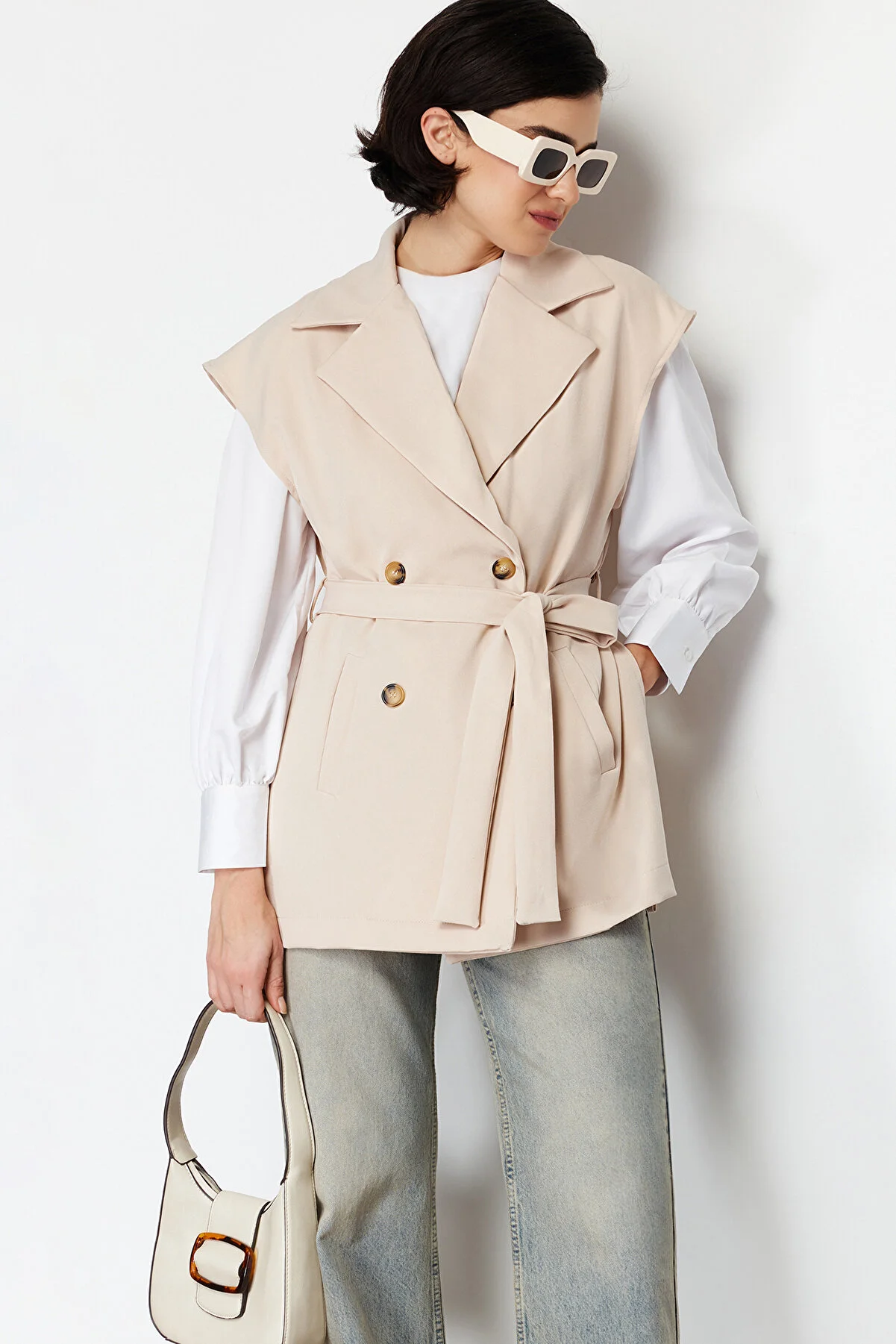 Trendyol Modest  Beigefarbene, gewebte Weste mit Gürtel TCTSS24YL00004