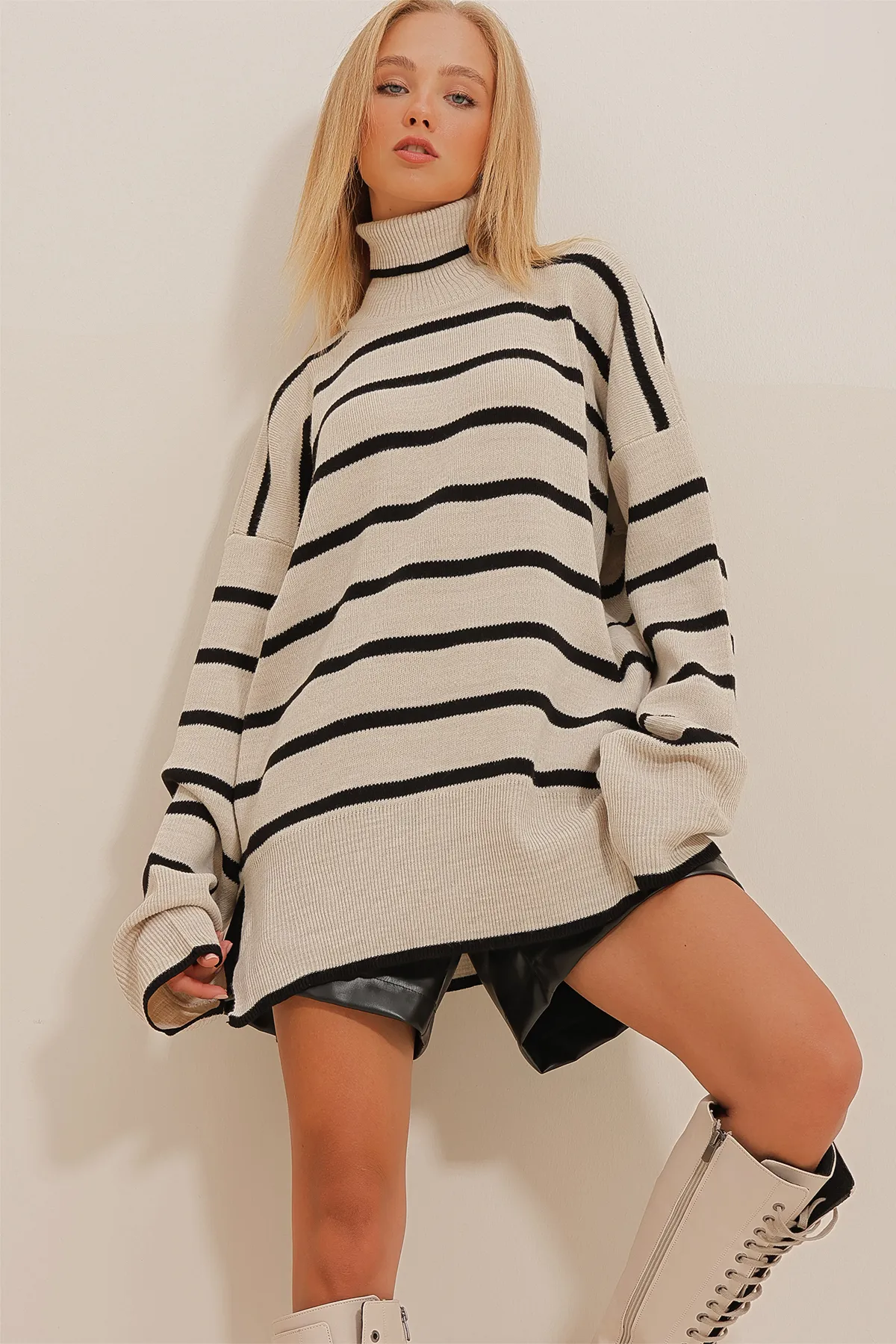 Trend Alaçatı Stili  Beiges Oversize-Sweatshirt mit Streifenmuster, seitlichem Schlitz am Hals für Damen ALC-X10954