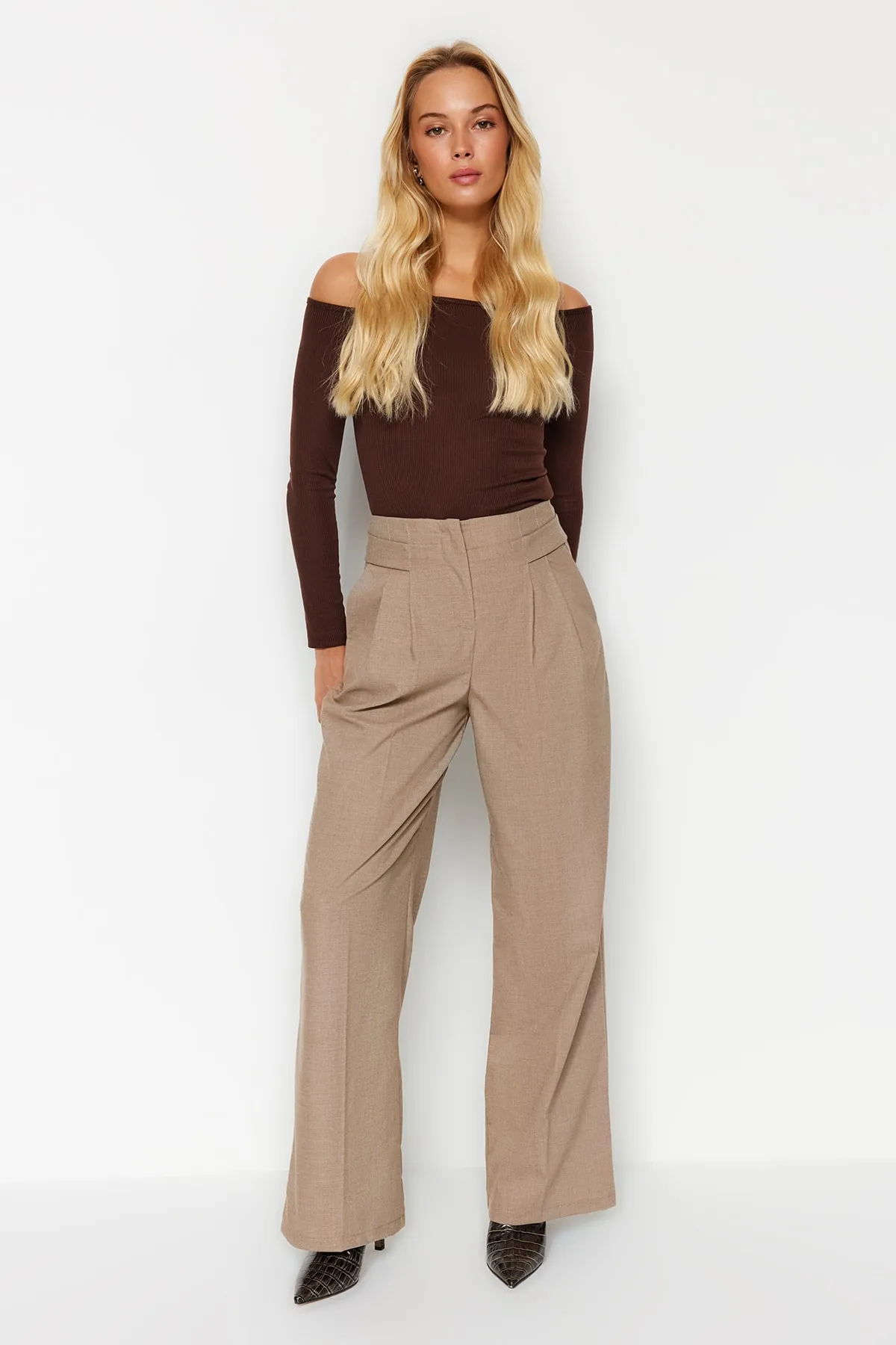 Trendyol Collection  Beige gewebte Hose mit weitem Bein TWOAW24PL00129