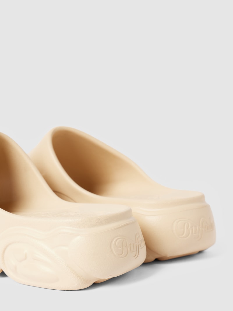 Slides mit Label-Details in beige