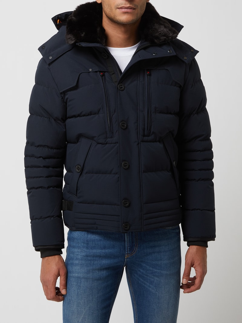 Steppjacke mit Label-Patch in marineblau