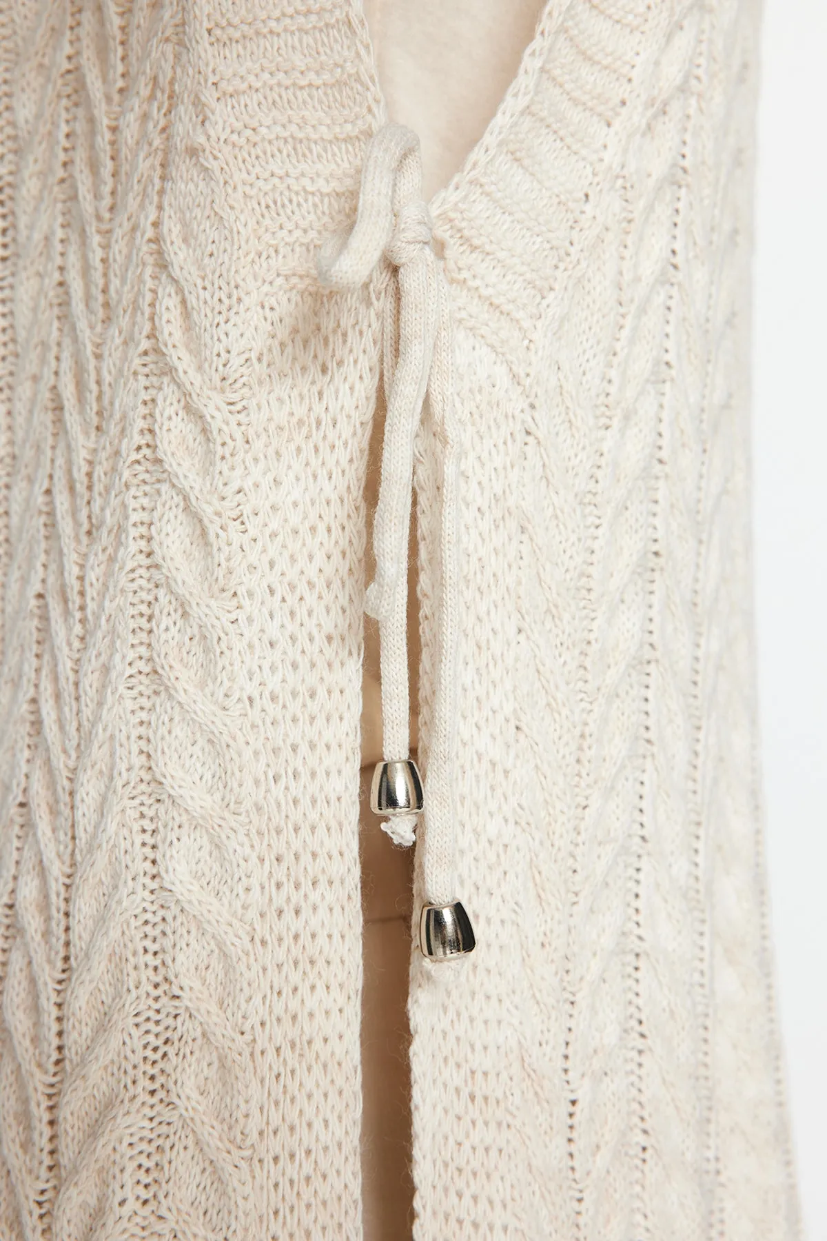 Trendyol Modest  Beigefarbener Strickpullover mit Krawatte und V-Ausschnitt TCTAW24UV00014