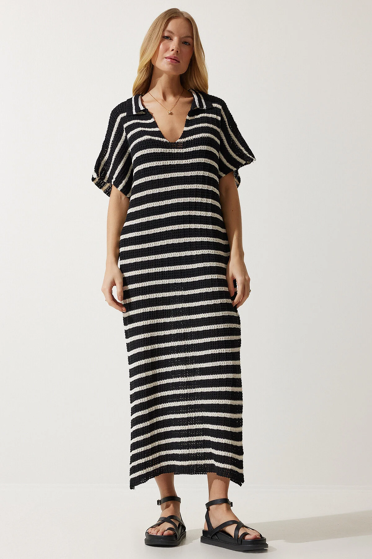 Happiness İstanbul  Schwarzes, gestreiftes, saisonales Strickkleid mit tiefem V-Ausschnitt für Damen YU00011