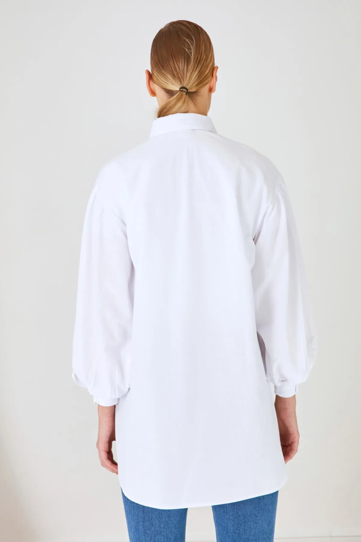 Trendyol Modest  Weißes, gewebtes Basic-Hemd mit Ballonärmeln und langer Gesäßtasche TCTSS21GO0976