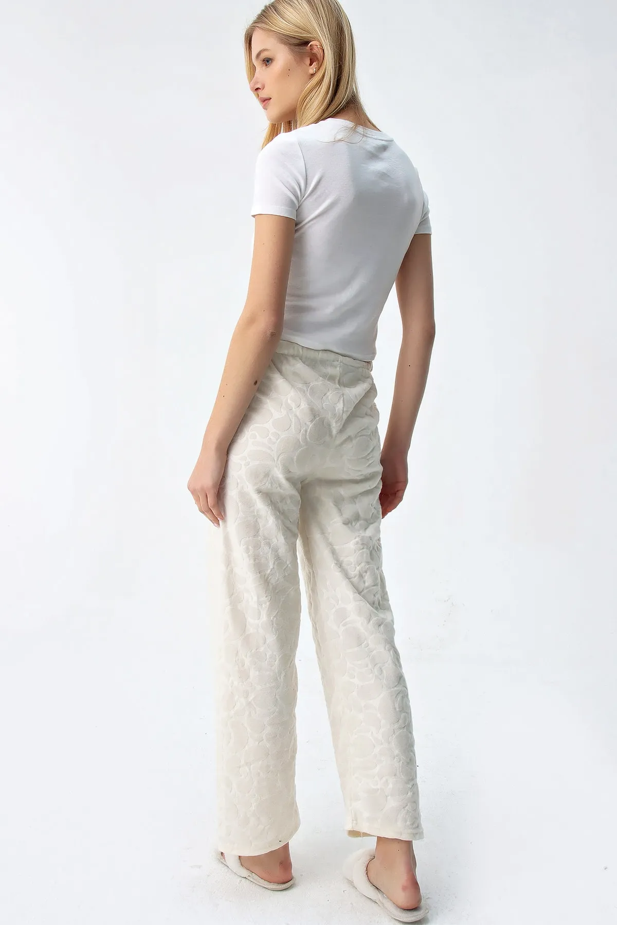 Trend Alaçatı Stili  Ecru gemusterte Fleece-Jogginghose für Damen ALC-X5209