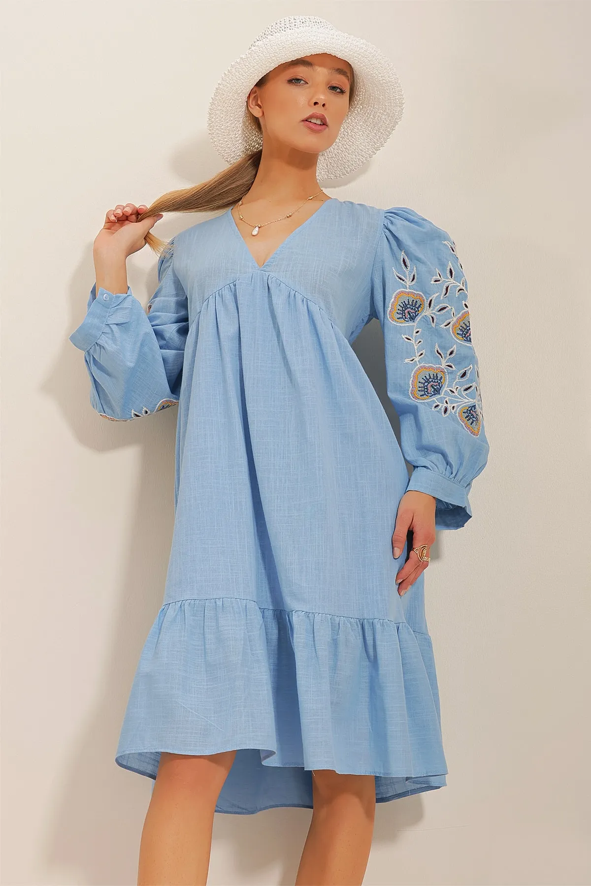 Trend Alaçatı Stili  Blaues, besticktes, gewebtes Leinenkleid für Damen mit V-Ausschnitt und Ärmeln ALC-X10659