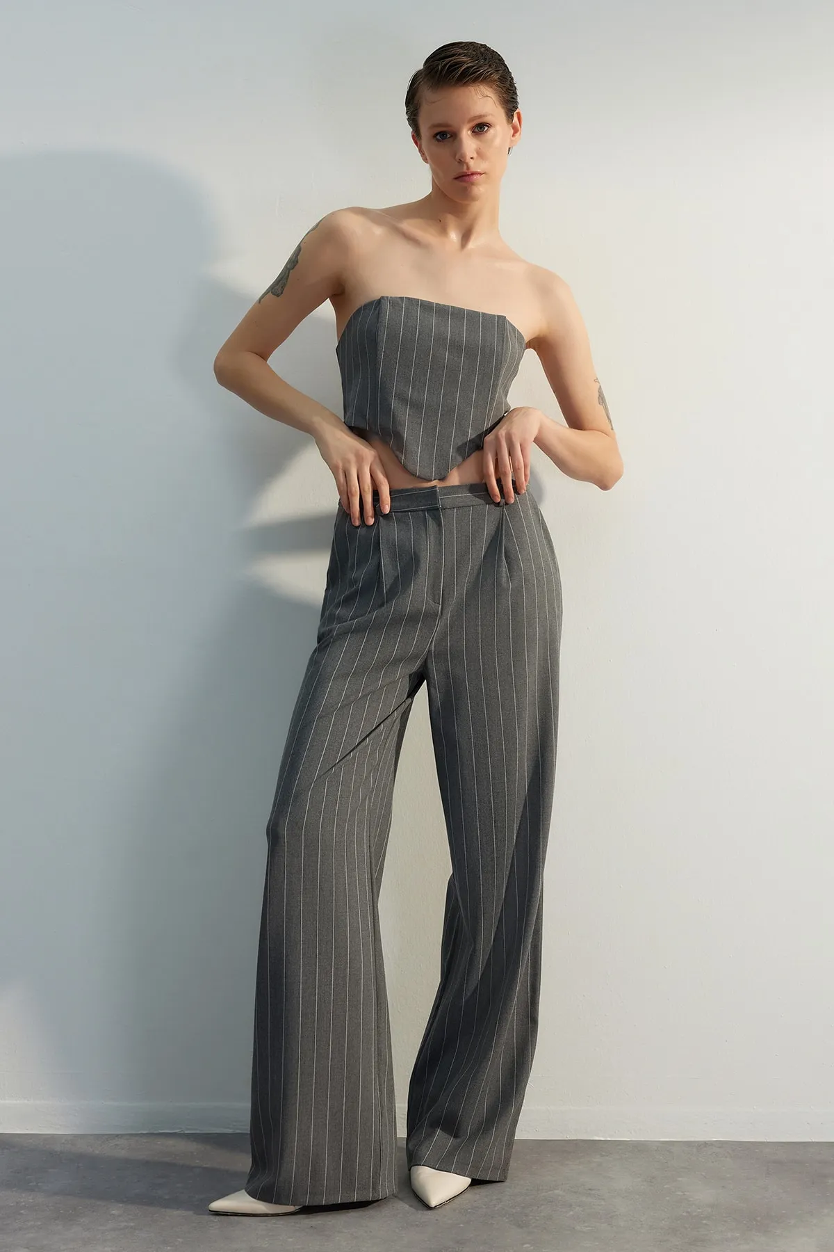 Trendyol Collection  Mehrfarbige gestreifte Webhose mit weitem Bein TWOSS23PL00319