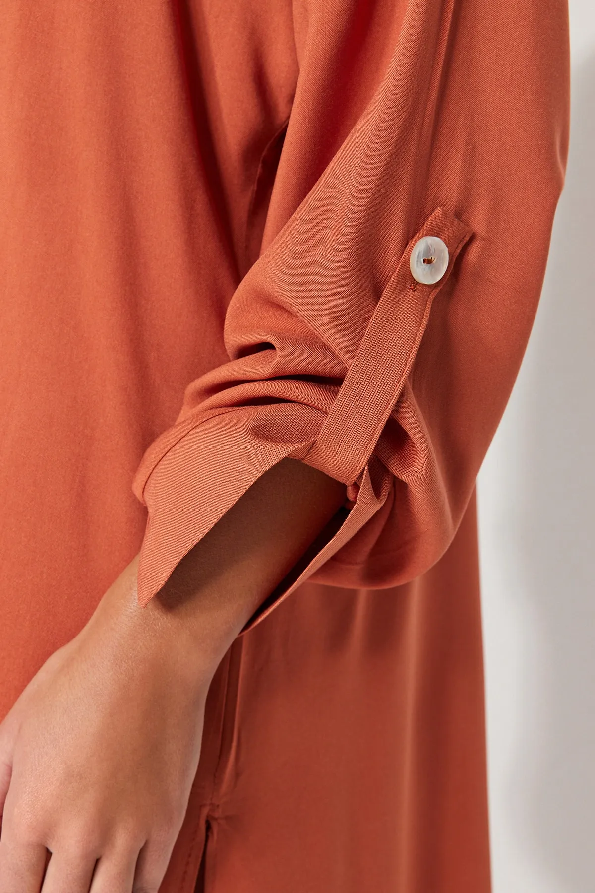 Trendyol Collection  Braunes Midi-Strandkleid aus Webstoff TBESS21EL3318