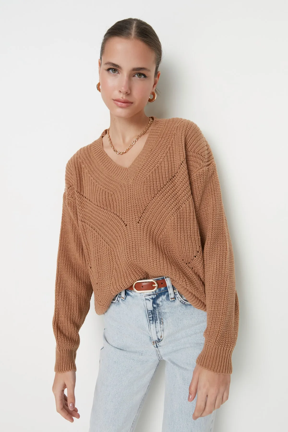 Trendyol Collection  Kamelfarbener Strickpullover mit Lochmuster TWOAW21KZ0690